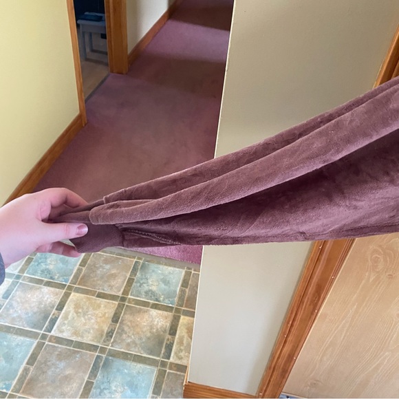 Urban Outfitters • Slouchy Vail Velour Hoodie Sweatshirt in Mauve - Picture 8 of 13